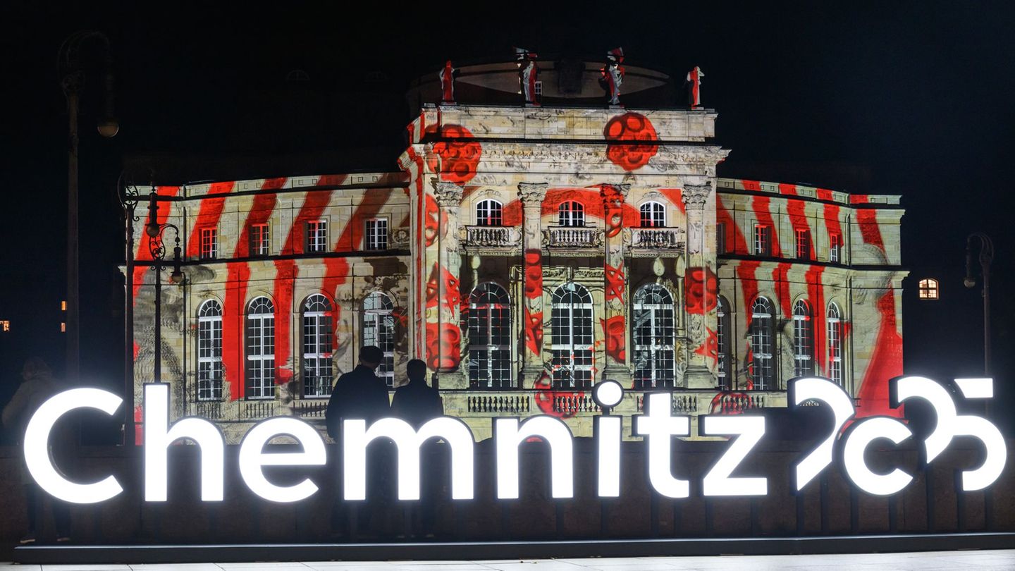 86.000 Menschen bestaunten in diesem Jahr die Lichtinstallationen in Chemnitz. (Archivbild) Foto: Hendrik Schmidt/dpa