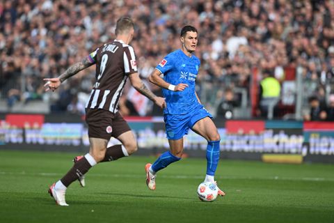 Patrick Schick verletzte sich im Spiel beim FC St. Pauli und fällt vorest aus. Foto: Carmen Jaspersen/dpa