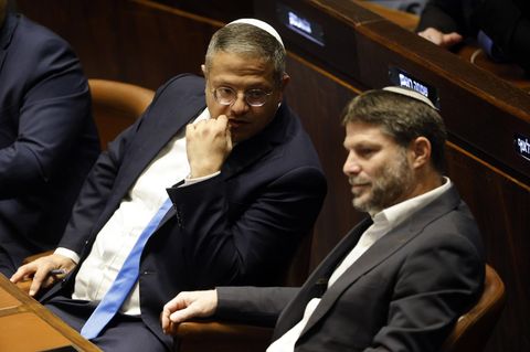 Die rechtsextremen Minister in Netanjahus Regierung, Itamar Ben-Gvir (l.) und Bezalel Smotrich in der Knesst (Archivbild)