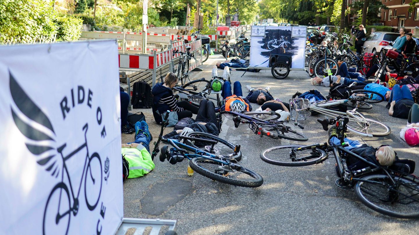 Radfahrer haben sich auf die Fahrbahn gelegt, um gegen eine ihrer Ansicht nach zu autofreundliche Verkehrspolitik zu protestiere