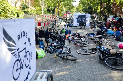 Radfahrer haben sich auf die Fahrbahn gelegt, um gegen eine ihrer Ansicht nach zu autofreundliche Verkehrspolitik zu protestiere