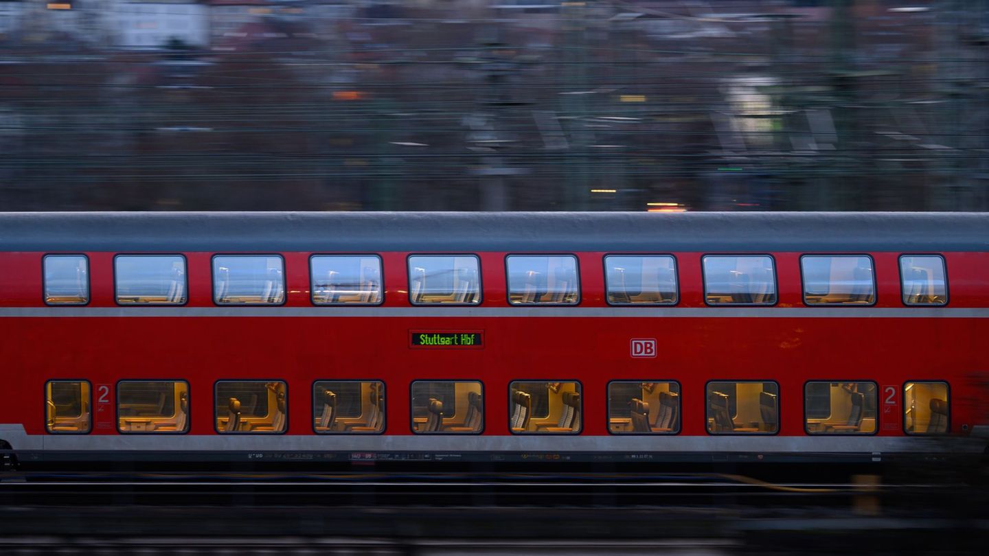 Die Fans der TSG 1899 Hoffenheim waren in einem Regionalzug auf dem Weg nach Freiburg. (Symbolbild) Foto: Sebastian Gollnow/dpa