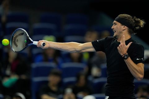 Alexander Zverev hatte in seinem Achtelfinale in Peking erhebliche Probleme. Foto: Ng Han Guan/AP/dpa