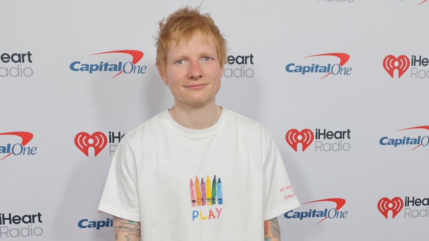 Ed Sheeran: Singer works on his washboard belly