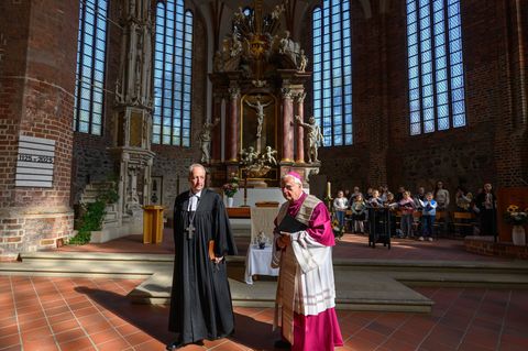 Ein Zeichen der Verbindung über Grenzen hinweg: Protestanten und Katholiken erinnern im Dom in Fürstenwalde an die Gründung des
