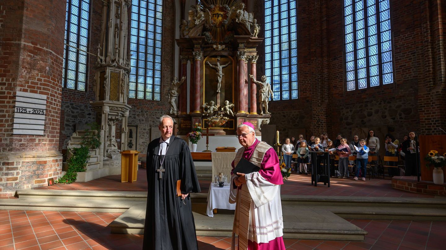 Ein Zeichen der Verbindung über Grenzen hinweg: Protestanten und Katholiken erinnern im Dom in Fürstenwalde an die Gründung des