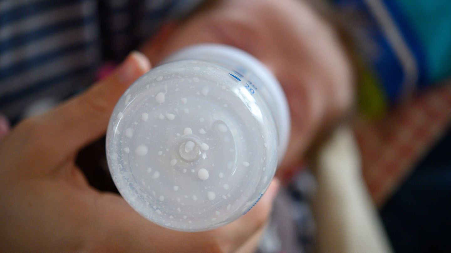 Ein Kind hat seine Flasche geext – und wurde dafür laut einer Aufnahme, die vermutlich vom Oktoberfest stammt, angefeuert