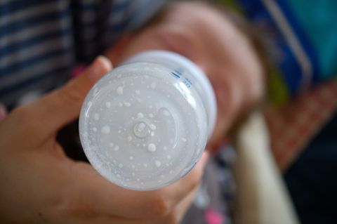 Ein Kleinkind hat seine Flasche auf ex gelehrt - und wurde dafür auf einem Volksfest angefeuert (Symbolbild). Foto: Sebastian Go