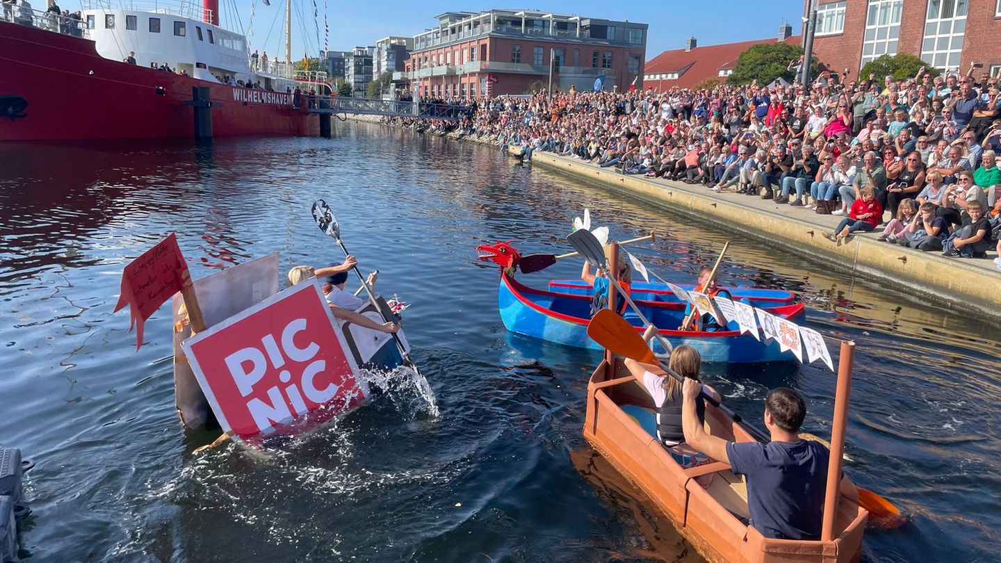 Zur 14. Papierboot-Regatta in Wilhelmshaven sind sieben Teams angetreten, Hunderte Schaulustige verfolgten das Spektakel. Foto: