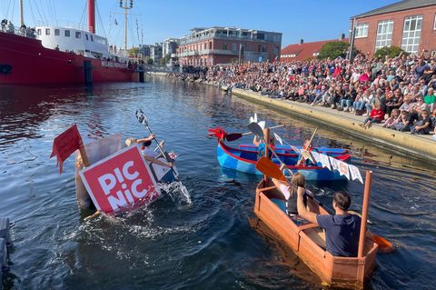 Zur 14. Papierboot-Regatta in Wilhelmshaven sind sieben Teams angetreten, Hunderte Schaulustige verfolgten das Spektakel. Foto: