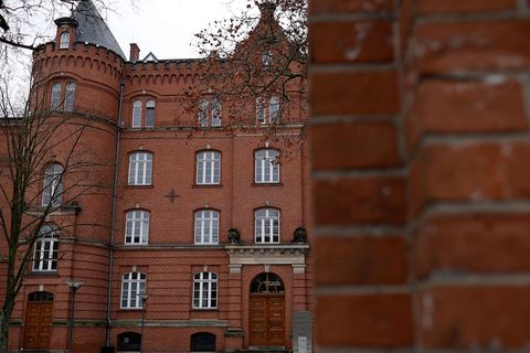 Vor dem Landgericht in Neuruppin muss sich am Montag ein 35-Jähriger verantworten. (Archivbild) Foto: Carsten Koall/dpa