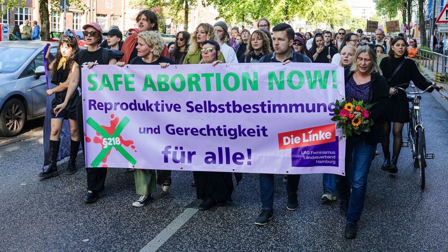 Die Demo stand unter dem Motto "Jetzt erst recht! Abtreibung entkriminalisieren" Foto: Frank Molter/dpa