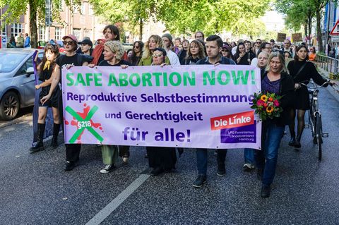 Die Demo stand unter dem Motto "Jetzt erst recht! Abtreibung entkriminalisieren" Foto: Frank Molter/dpa