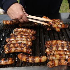 Ein Bratwurstverkäufer in Rostock hat sich von einem Räuber mit einem Messer nicht beeindrucken lassen. (Symbolbild) Foto: pictu
