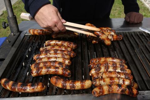 Ein Bratwurstverkäufer in Rostock hat sich von einem Räuber mit einem Messer nicht beeindrucken lassen. (Symbolbild) Foto: pictu