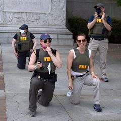 Die FBI-Agenten kniend im Juni 2020 während der BLM-Demo in Washington