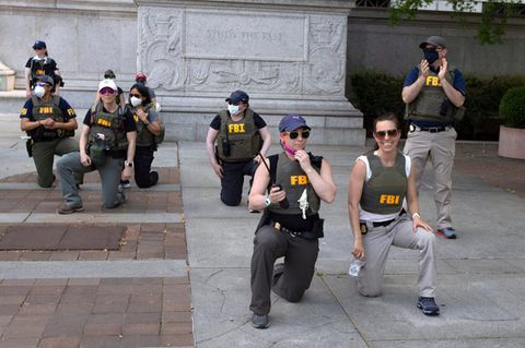 Die FBI-Agenten kniend im Juni 2020 während der BLM-Demo in Washington