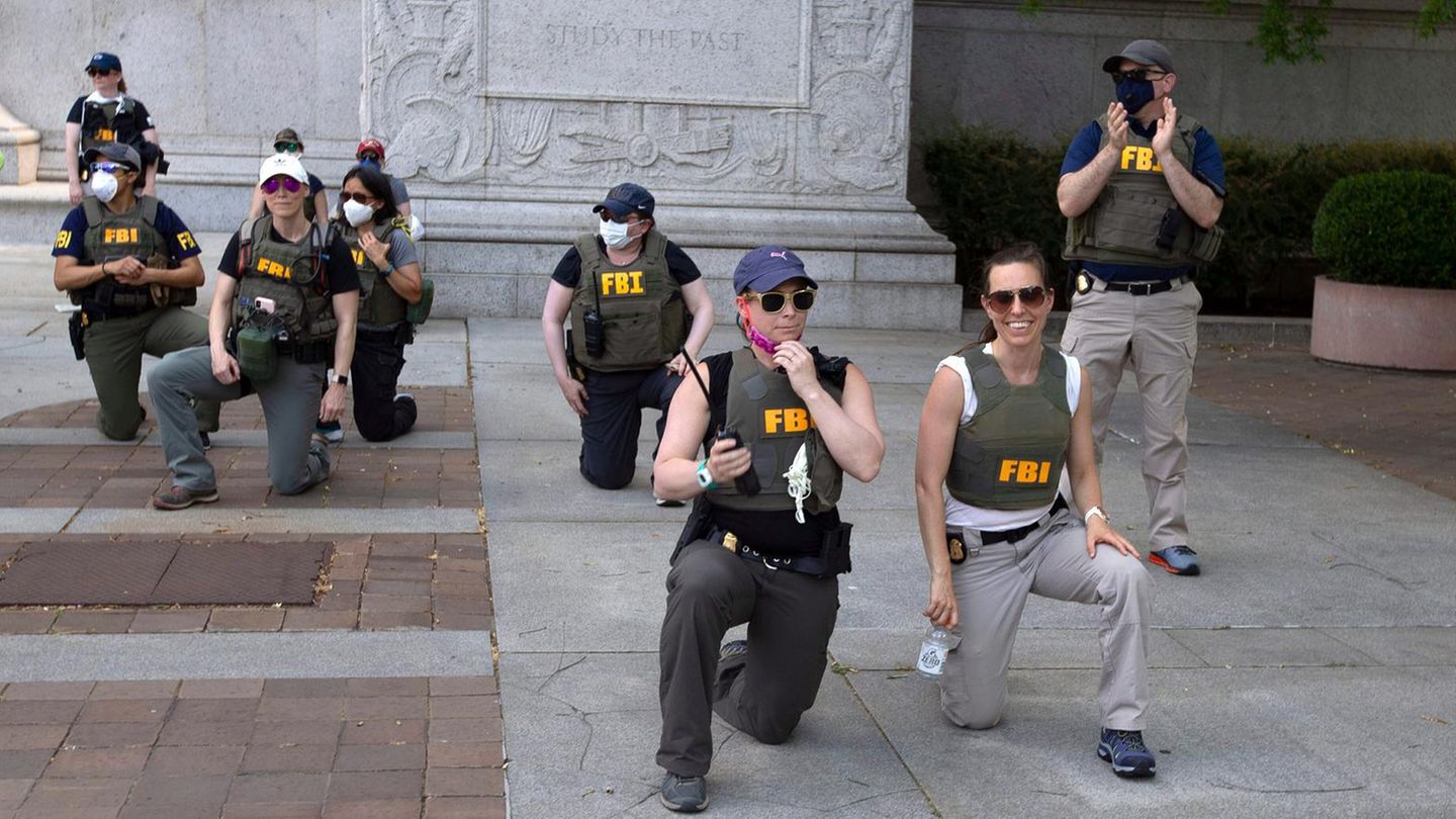 Die FBI-Agenten kniend im Juni 2020 während der BLM-Demo in Washington