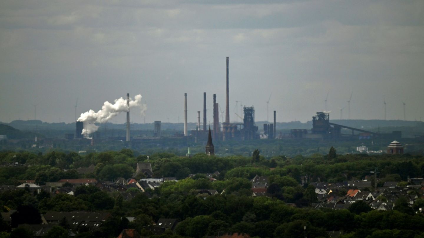 Blick auf Industrieanlagen in Duisburg