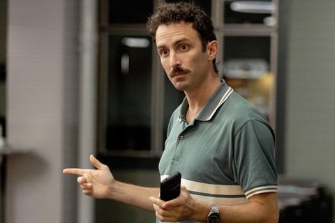 "Tatort: Kammerflimmern": Noah Löwenherz (Aaron Arens), der IT-Spezialist der Kriminalpolizei, arbeitet durch.