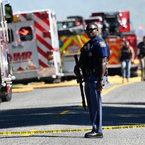 USA: Ein Michigan State Trooper steht in der Nähe der Kirche in Grand Blanc, wo sich die Tat ereignete