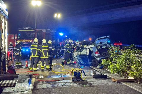 Auf der L74 ist es zu einem schweren Unfall gekommen. Foto: Gianni Gattus/Blaulicht Aktuell Solingen/dpa