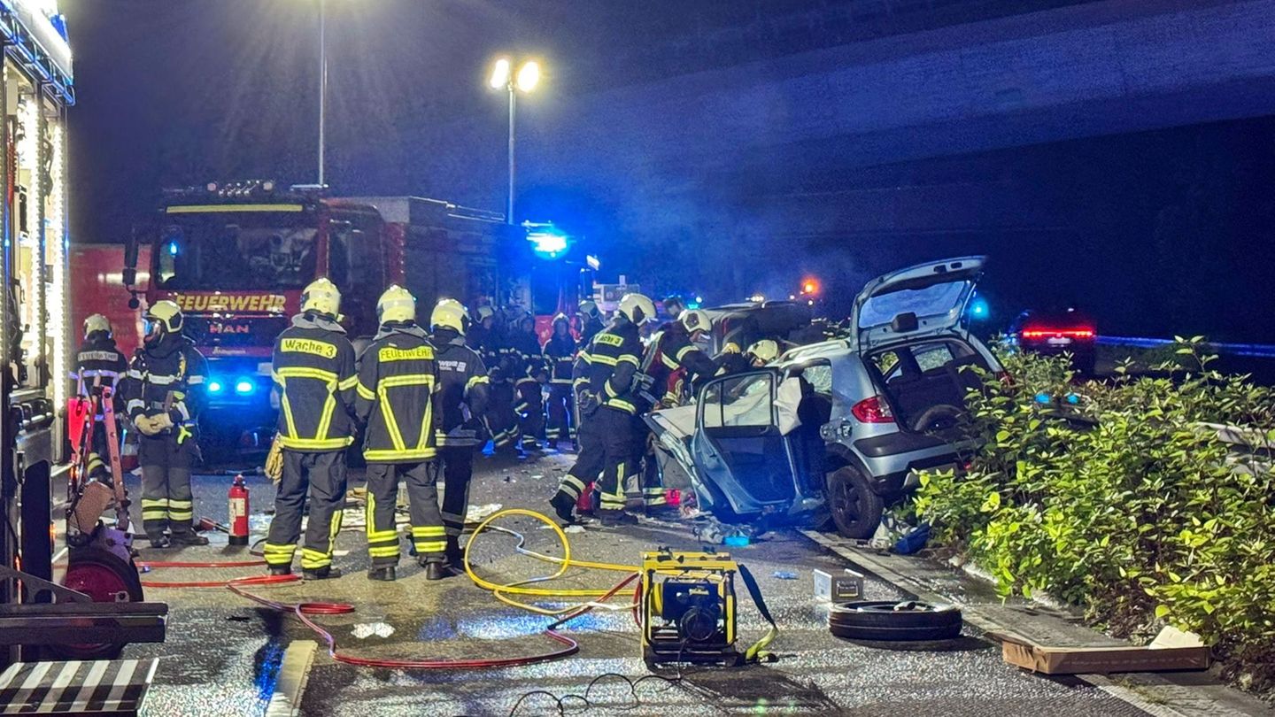 Auf der L74 ist es zu einem schweren Unfall gekommen. Foto: Gianni Gattus/Blaulicht Aktuell Solingen/dpa