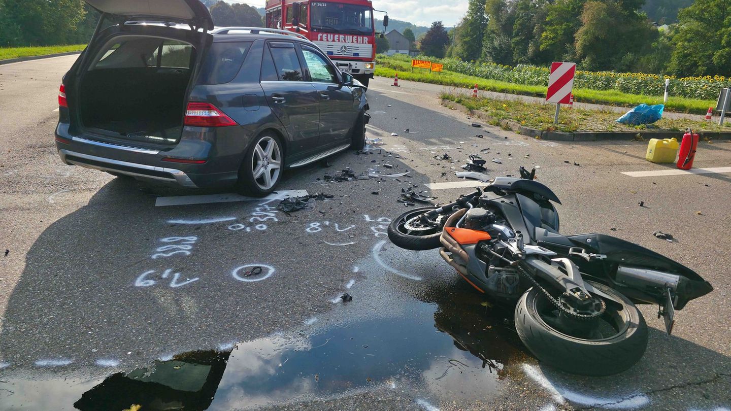 Ersten Ermittlungen zufolge übersah der Autofahrer den Motorradfahrer. Foto: Dettenmeyer/SDMG/dpa
