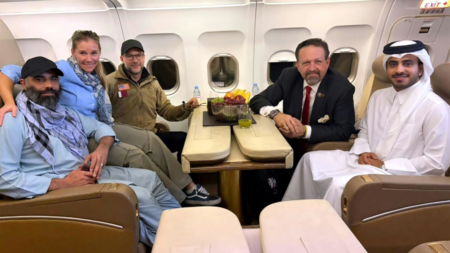 Der freigelassene Amir Amiri (links) im Flugzeug nach Katar