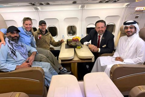 Der freigelassene Amir Amiri (links) im Flugzeug nach Katar