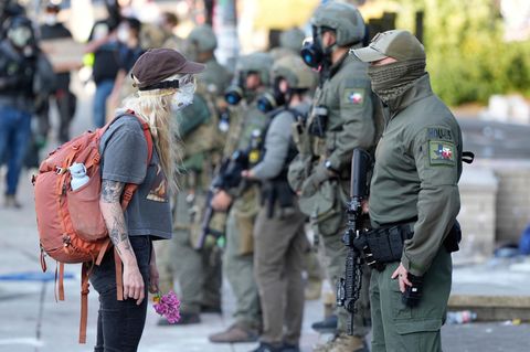 Bereits im Juli kam es in Portland zu Protesten gegen die Einwanderungsbehörde ICE. Hier steht eine Frau einem Polizeibeamten gegenüber, der ein Abzeichen des Special Response Teams des Houston Field Office trägt
