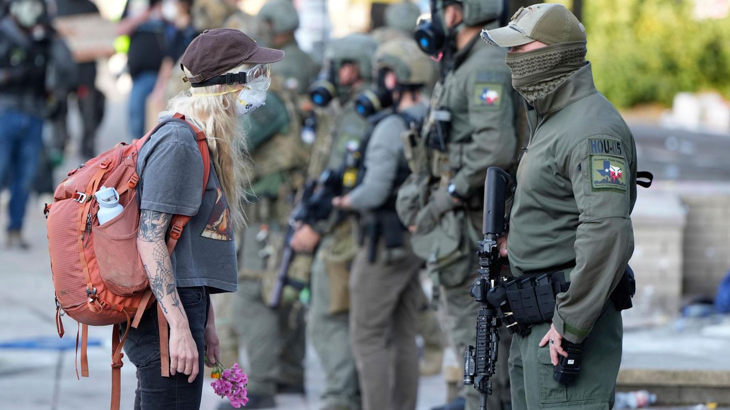 Bereits im Juli kam es in Portland zu Protesten gegen die Einwanderungsbehörde ICE. Hier steht eine Frau einem Polizeibeamten gegenüber, der ein Abzeichen des Special Response Teams des Houston Field Office trägt