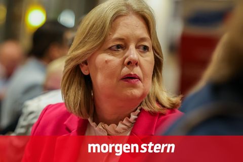 Sorgenvolle Blicke: SPD-Bundesvorsitzende Bärbel Bas am Wahlabend in Duisburg