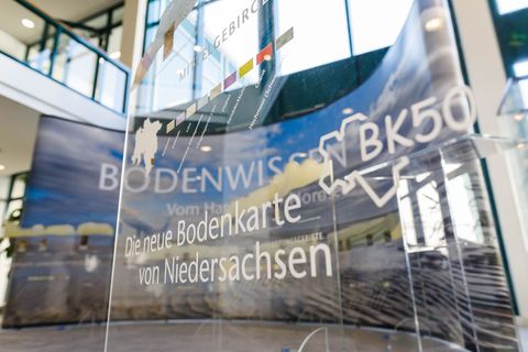 Mit der Untersuchung von Gesteinsproben wollen Wissenschaftler die Umwelt vor rund 200 Millionen Jahren in der Region Hannover e
