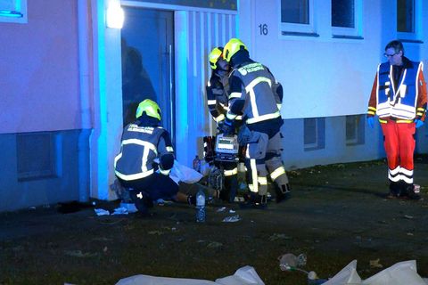 Bei einer heftigen Auseinandersetzung mit bis zu 30 Personen sind in Gelsenkirchen mindestens fünf Menschen schwer verletzt word