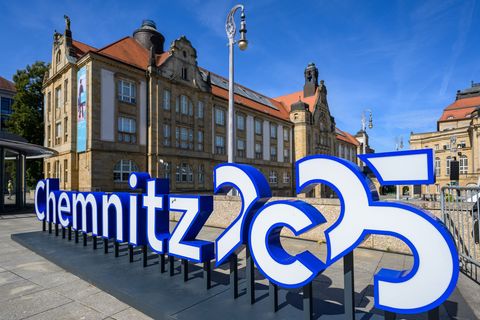 Der Schriftzug "Chemnitz 2025" prangt vor dem Gebäude der Kunstsammlungen am Theaterplatz, wo noch bis 2. November eine große Sc