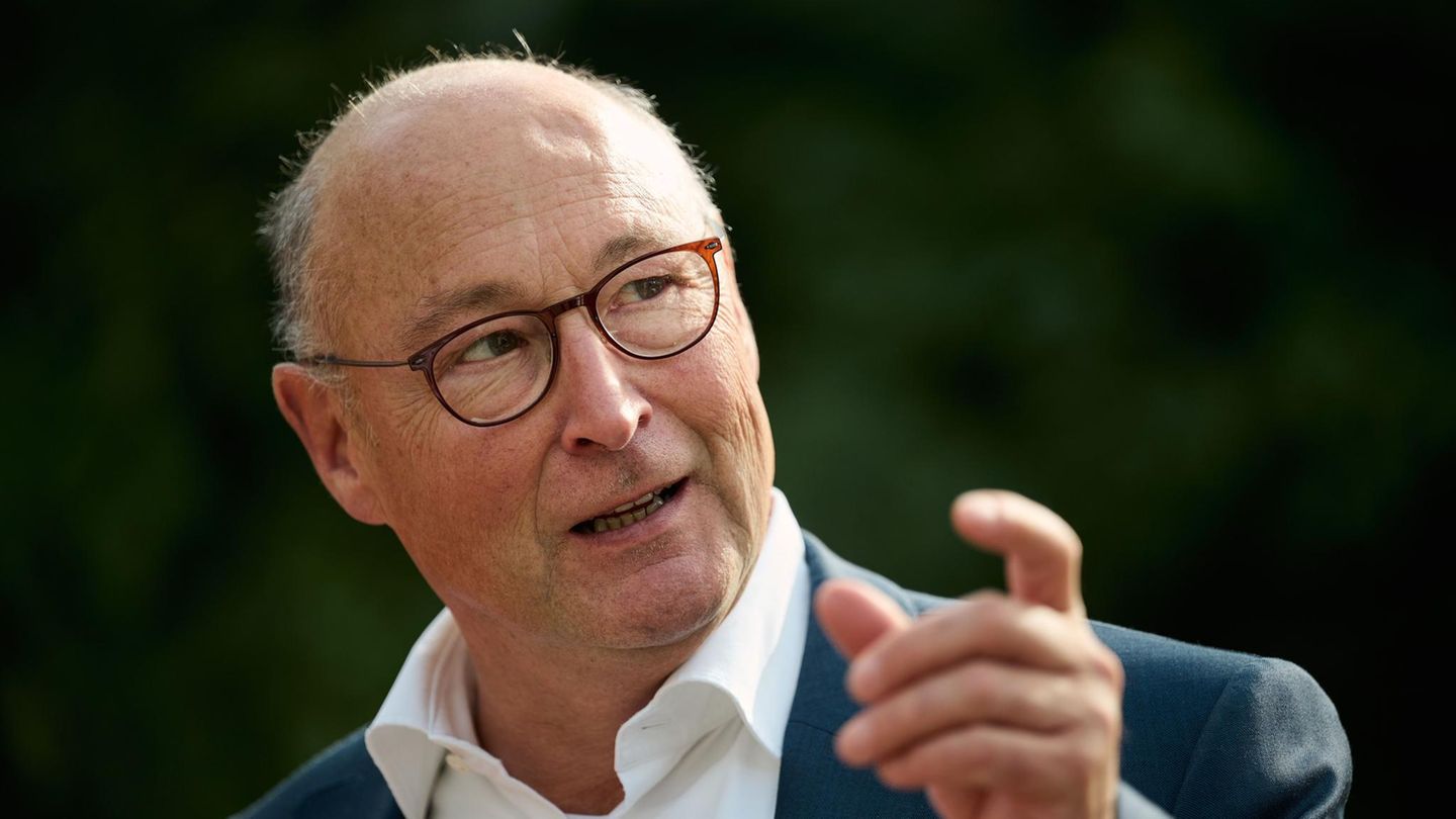 Vonovia-Vorstandschef Rolf Buch gestikuliert beim Sprechen