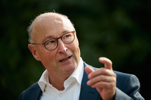 Vonovia-Vorstandschef Rolf Buch gestikuliert beim Sprechen
