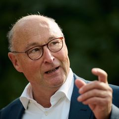 Vonovia-Vorstandschef Rolf Buch gestikuliert beim Sprechen
