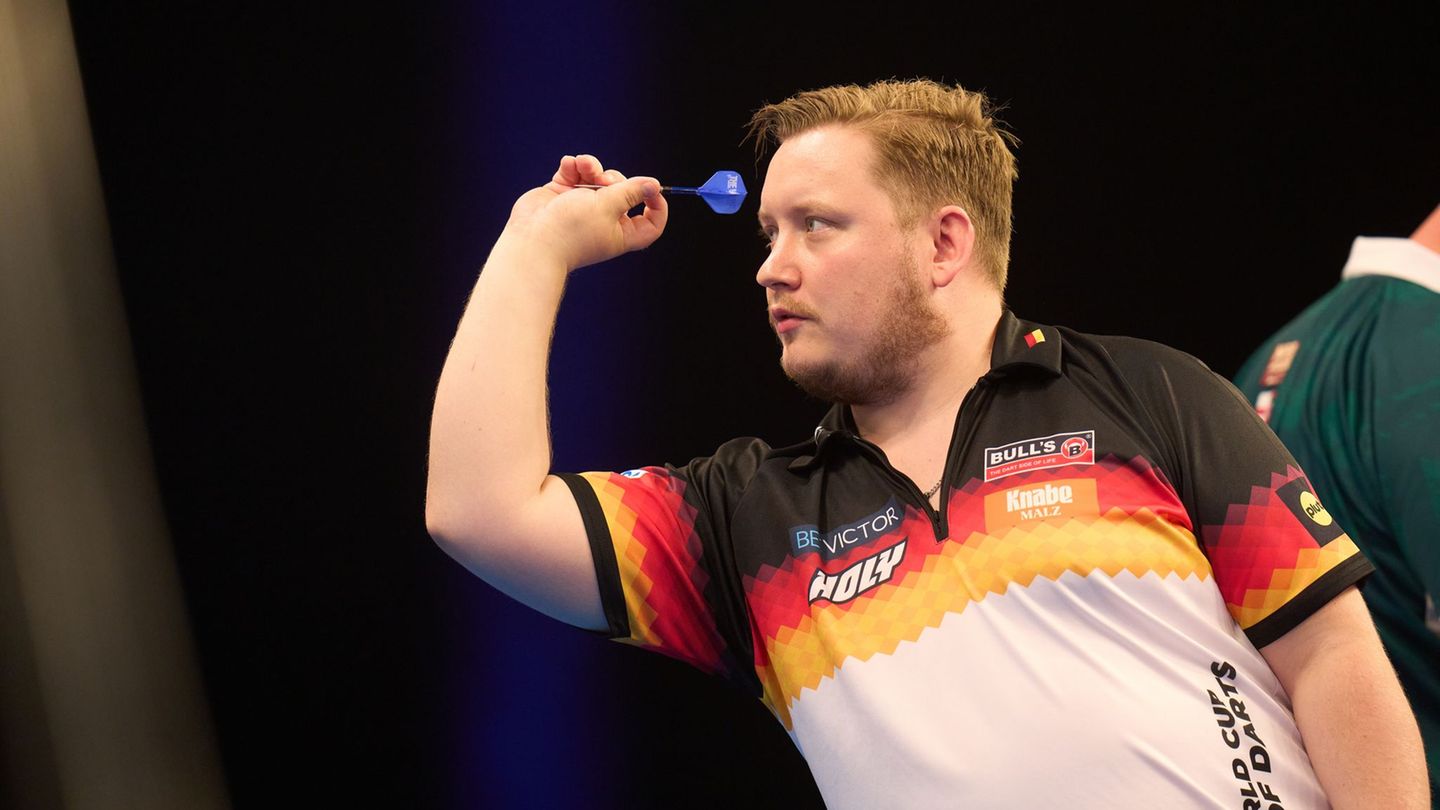 Zieht in die Top 16: Darts-Profi Schindler. Foto: Thomas Frey/dpa