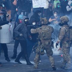 ICE-Agenten im Einsatz mit Tränengas gegen Demonstranten in Portland