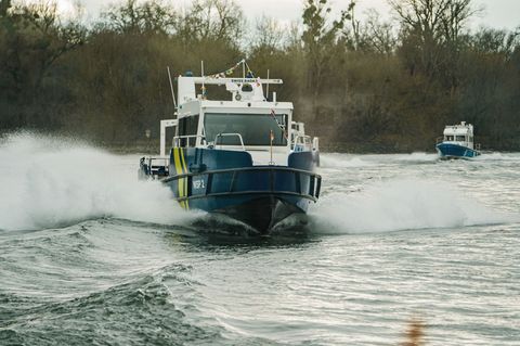 Die Wasserschutzpolizei ermittelt, nachdem ein Frachtschiff zwei Brücken auf der Mittelmosel gerammt hat. (Symbolbild) Foto: And