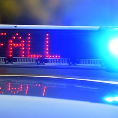 Ein 70 Jahre alter Motorradfahrer bremst zu spät rutscht und in das vor ihm fahrende Fahrzeug (Foto-Symbolbild). Foto: Stefan Pu