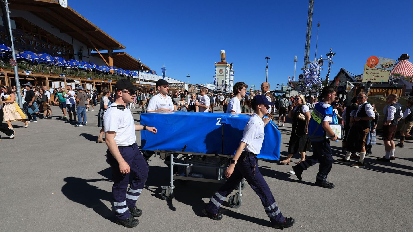 Etliche Male am Tag muss der Rettungsdienst auf dem Oktoberfest ausrücken. Foto: Karl-Josef Hildenbrand/dpa