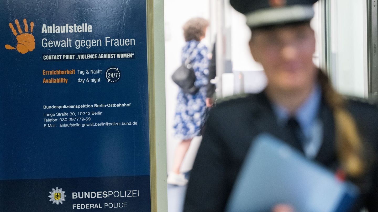 Die Anlaufstelle Gewalt gegen Frauen am Ostbahnhof bleibt für weitere zwei Jahre. (Archivbild) Foto: Sebastian Christoph Gollnow