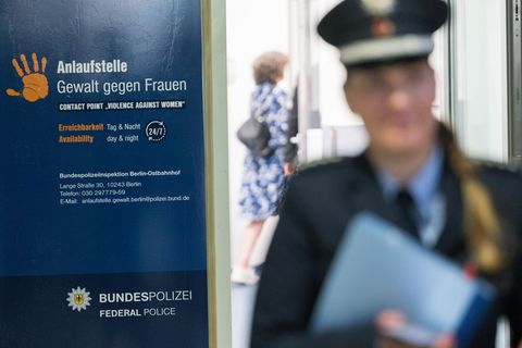Die Anlaufstelle Gewalt gegen Frauen am Ostbahnhof bleibt für weitere zwei Jahre. (Archivbild) Foto: Sebastian Christoph Gollnow