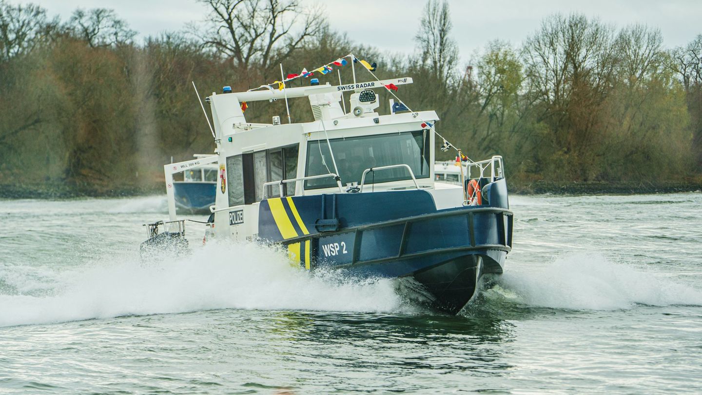 Ein Containerschiff rammt zwei Moselbrücken, die Wasserschutzpolizei Rheinland-Pfalz ermittelt. (Symbolbild) Foto: Andreas Arnol