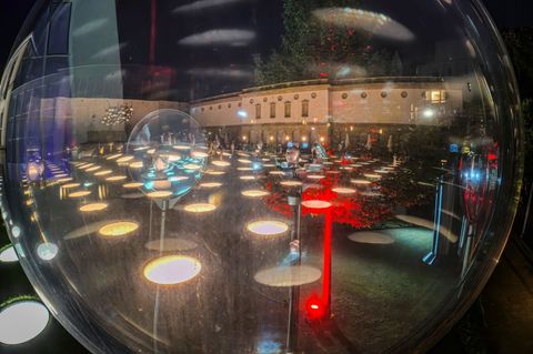 Das Frankfurter Städel, hier mit illuminiertem Garten, gehört zu den Museen, die einen langen Donnerstag anbieten. (Archivbild)