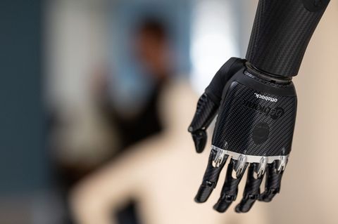 Handprothese im Showroom von Ottobock in Duderstadt. Der Orthopädietechnikhersteller geht an die Börse. Foto: Swen Pförtner/dpa
