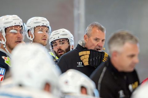 Trainer Serge Aubin (M.) sieht nach der vierten DEL-Niederlage in Folge der Eisbären noch keinen Grund zur Sorge. (Archivbild) F